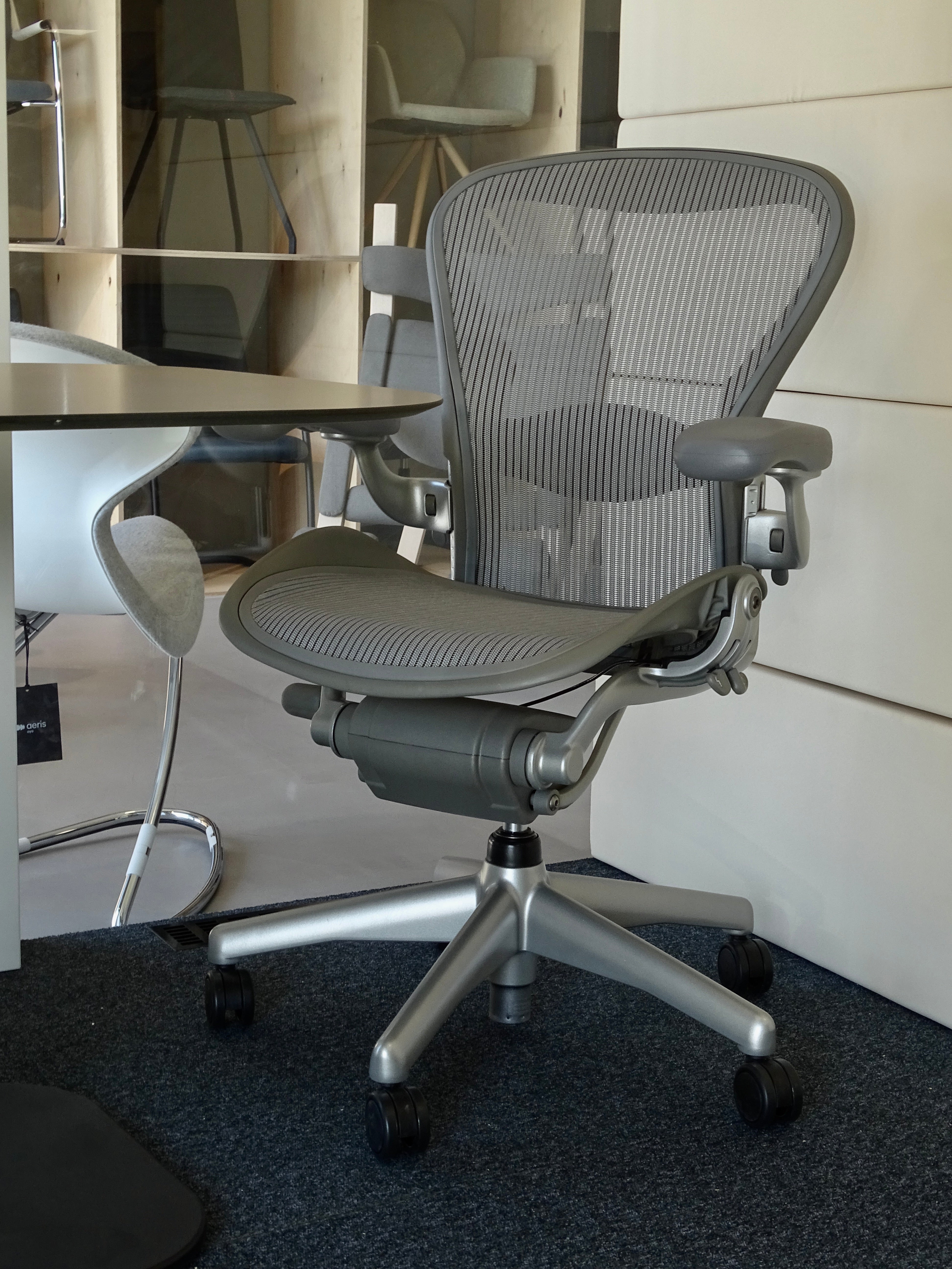 Sedia Herman Miller Aeron Classic ricondizionata (titanio)